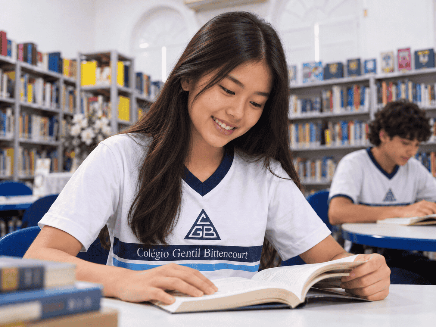 Estudante lendo em uma biblioteca