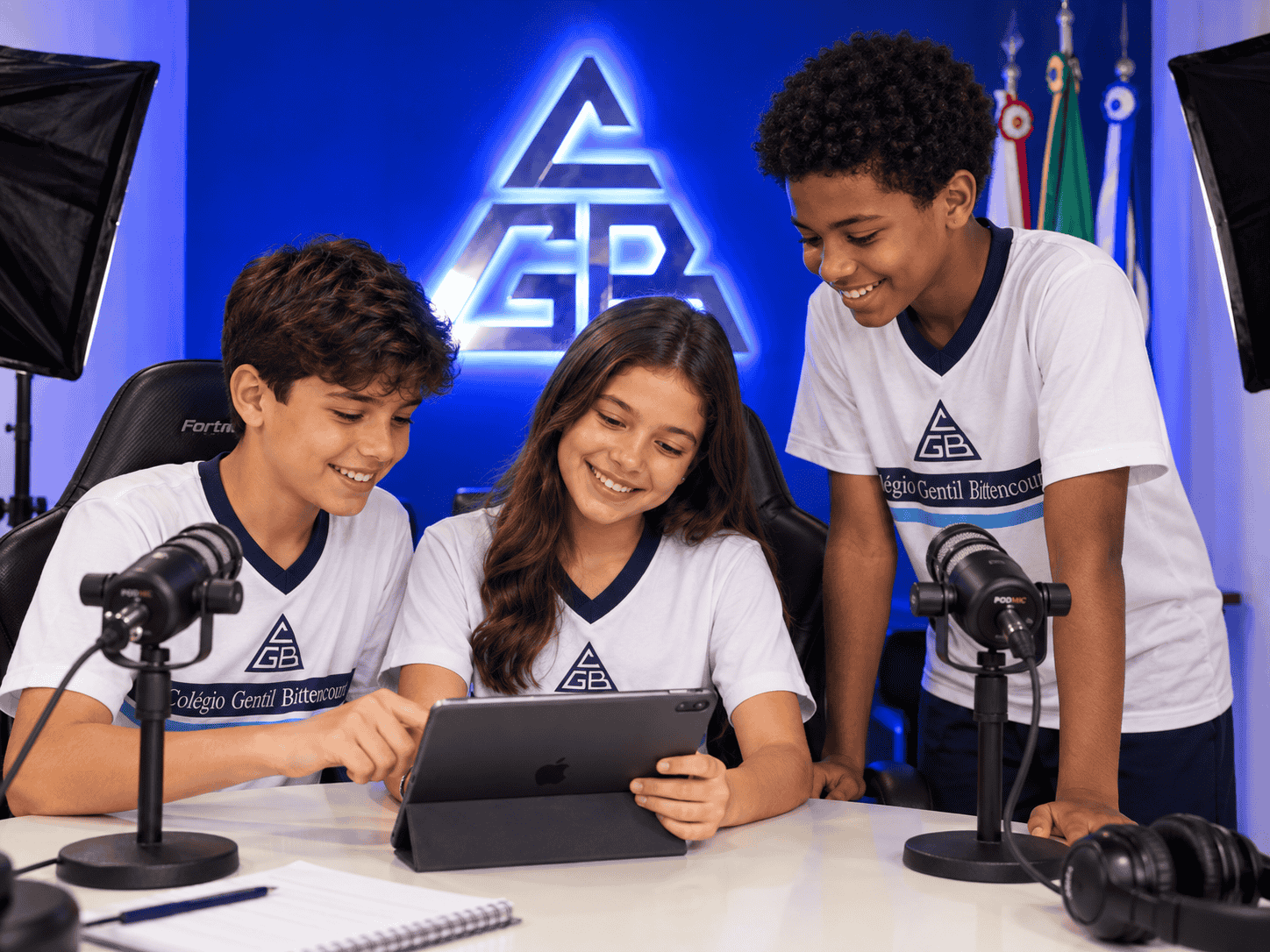 Estudantes em um estúdio de tecnologia e comunicação